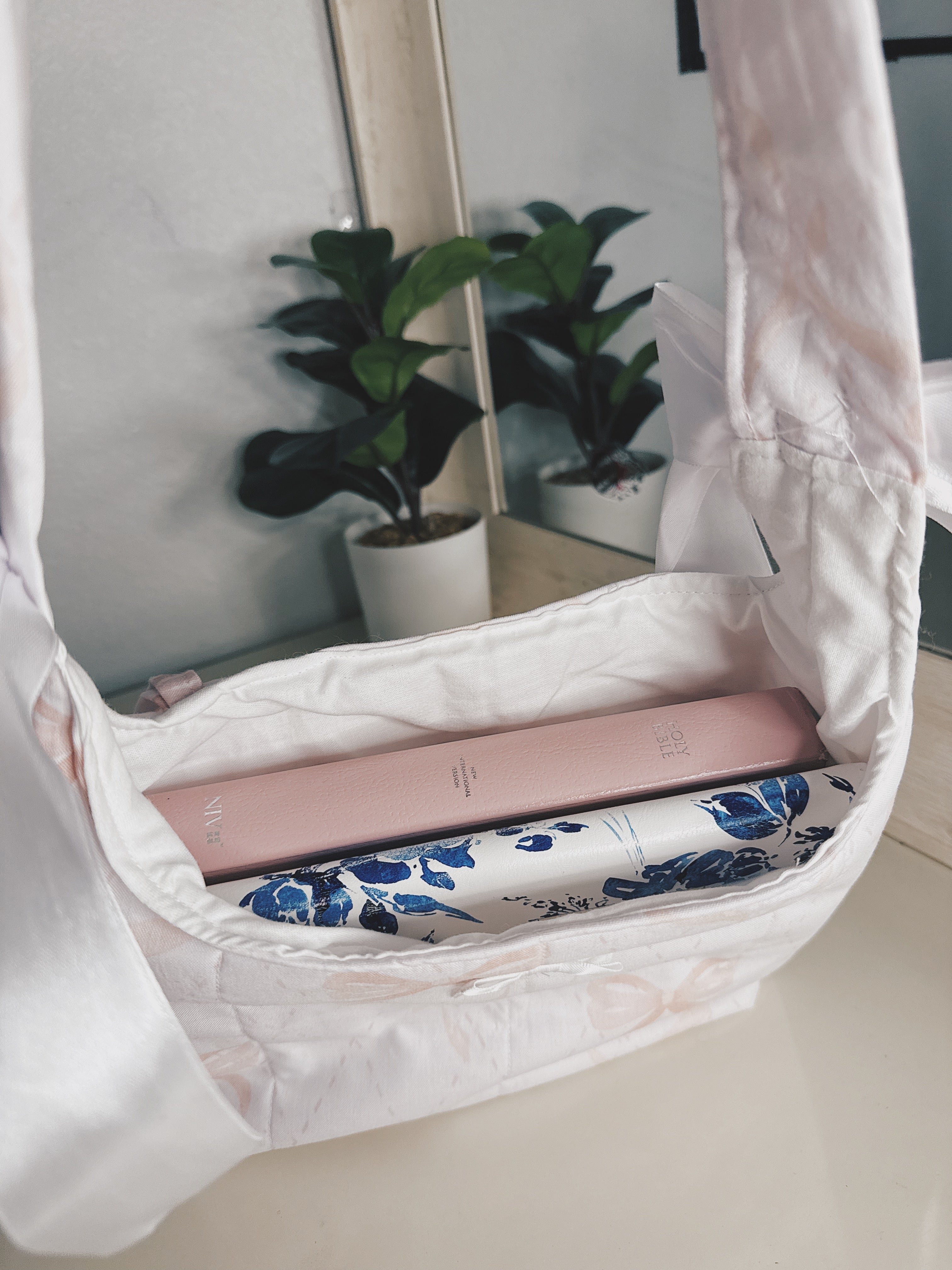 Pink bow print handbag
